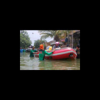 Via Perahu Karet, LPBI NU Jatim Suplai Logistik Korban Banjir Gresik