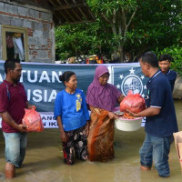 LPBI NU Serahkan Ratusan Sembako untuk Korban Banjir di Bekasi
