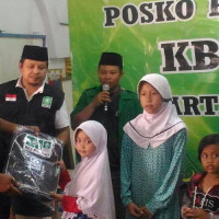 LPBI NU DKI Jakarta Serahkan 580 Paket Alat Tulis kepada Anak-anak Terdampak Banjir