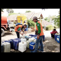 Kerja Sama dengan Pemkab, LPBINU Mojokerto Salurkan Air Bersih