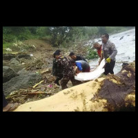 Banser members help evacuate tsunami victims
