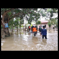 LPBINU dan Banser Subang Evakuasi Korban Banjir Ciasem