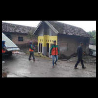 LPBINU Mojokerto Salurkan Material Bangunan kepada Korban Banjir