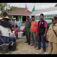 Kemarau, LPBINU Bojonegoro Bagikan Air Bersih