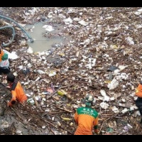 LPBINU Gerak Cepat Bersihkan Sampah Penyumbat Sungai Kesambi Kudus