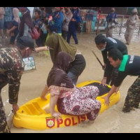 Aksi Banser dan LPBINU Subang Bantu Korban Banjir Pantura